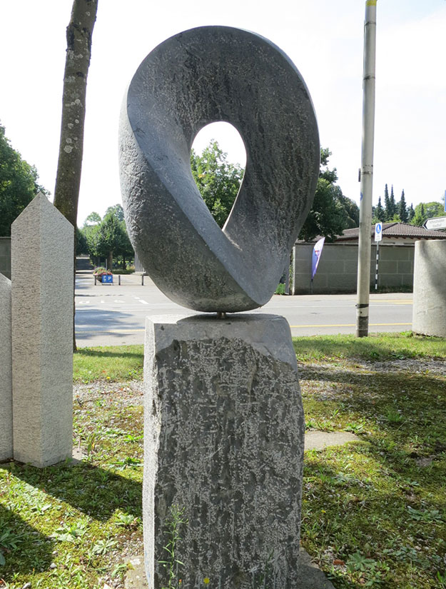 Grabstein Skulptur Schlaufe