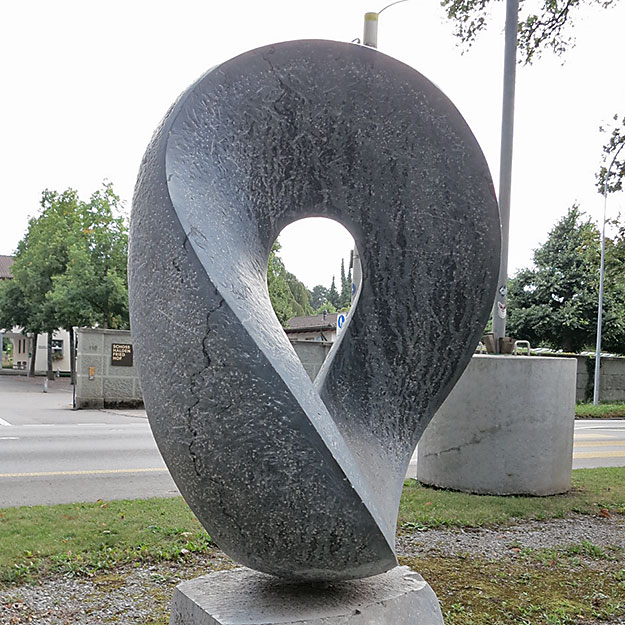 Grabstein Skulptur Schlaufe